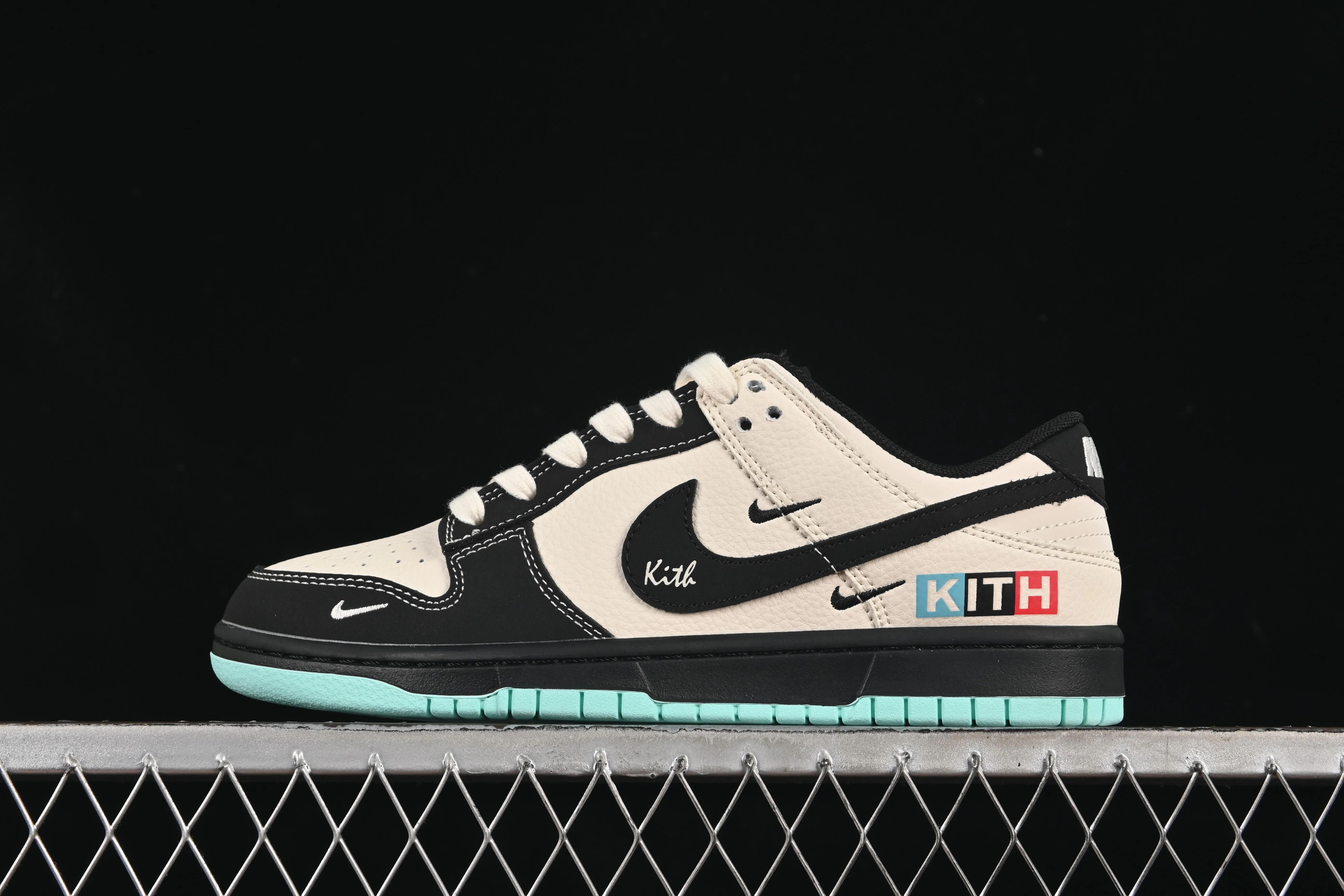All categories Nk SB Dunk Series Nk SB Dunk Low High-end customized low-top sneakers Nike SB Dunk Low Kith co-branded beige and black three hooks High-end customized low-top casual sneakers QW5836-013